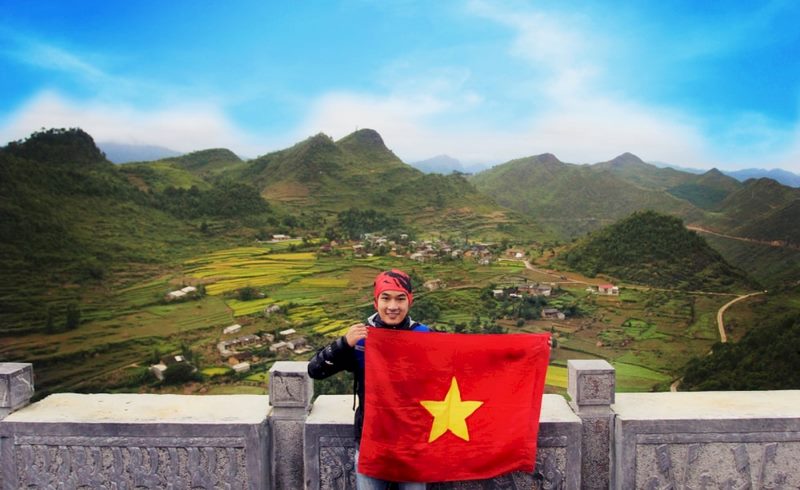 Check in với lá cờ đỏ sao vàng của du khách