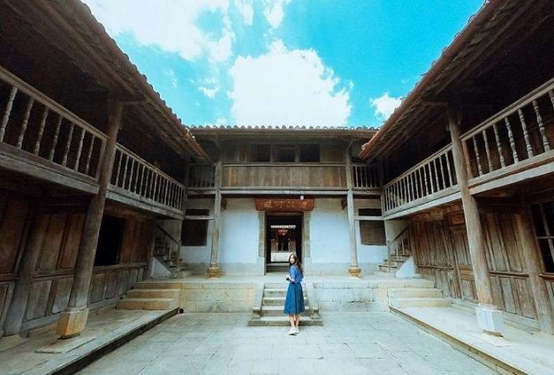 Kiến trúc đặc trưng với hai tầng, các dãy nhà liền kề tạo nên khối thống nhất hài hòa.