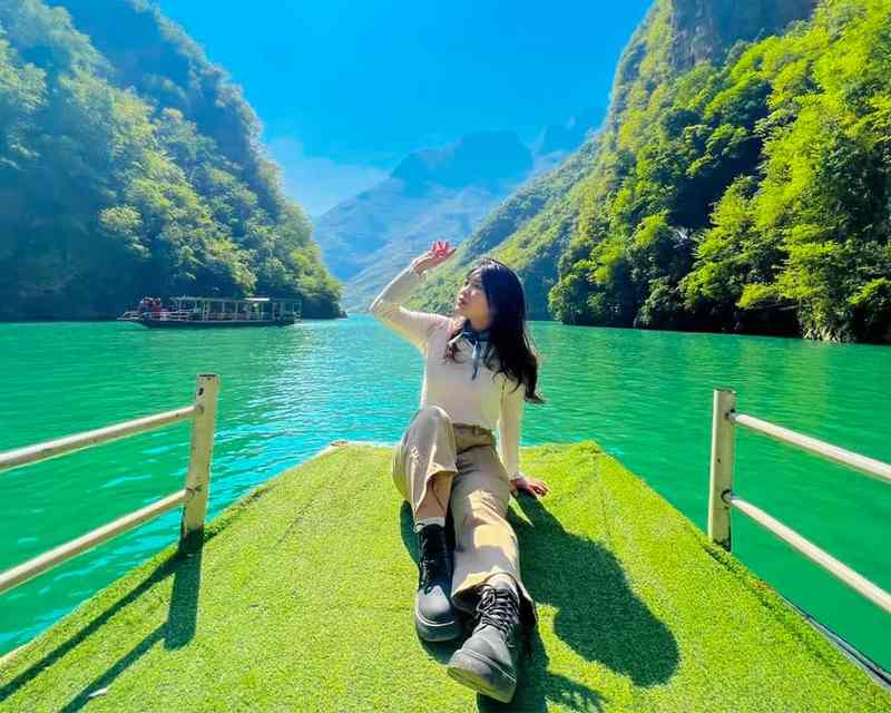 Sông Nho Quế hiền hòa nhưng hùng vĩ