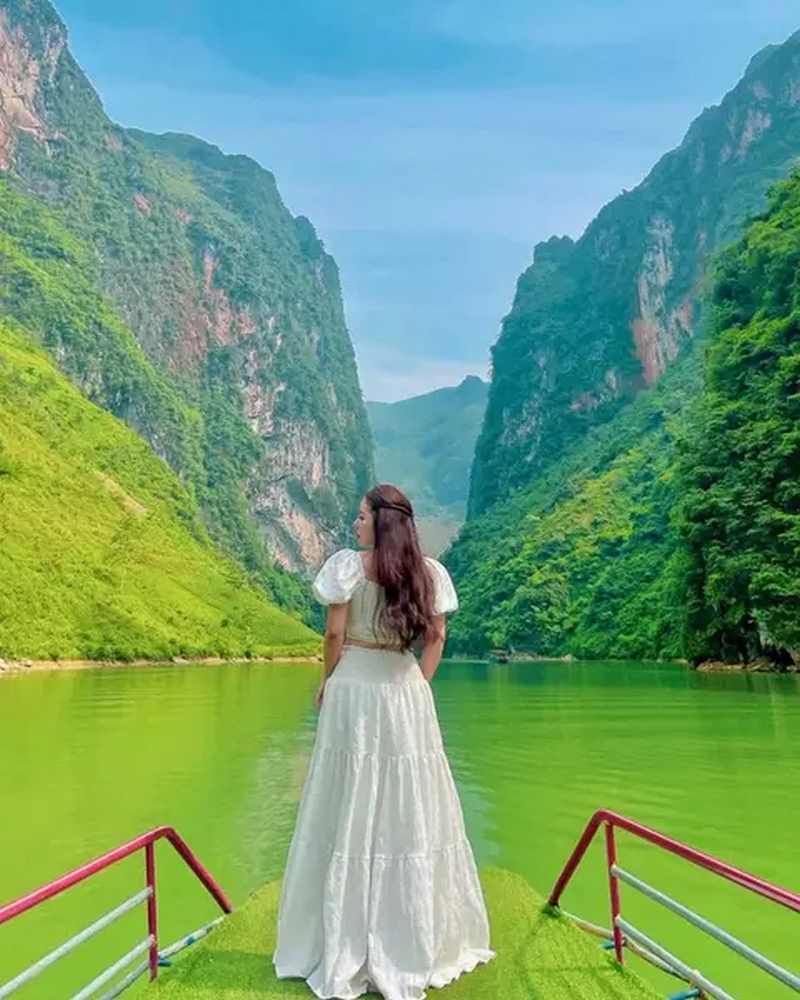 Hẻm Tu Sản nhìn từ sông Nho Quế